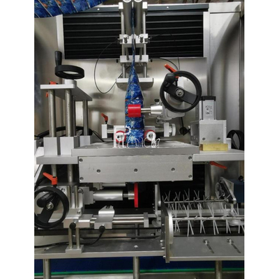 Mesin / Peralatan Pelabelan Lengan Penyusut Kepala Tunggal Otomatis Penuh untuk Botol PVC Dengan Terowongan Penyusut Uap