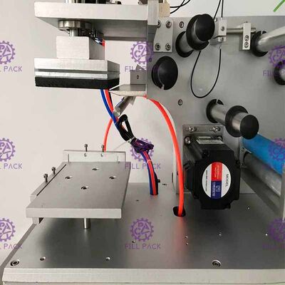 Mesin Pelabelan Botol Persegi Datar 2000BPH Stoples Stiker Perekat Semi Otomatis