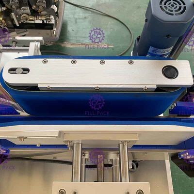 Mesin pelabelan perekat sisi tunggal 1800bph untuk botol bulat kecil