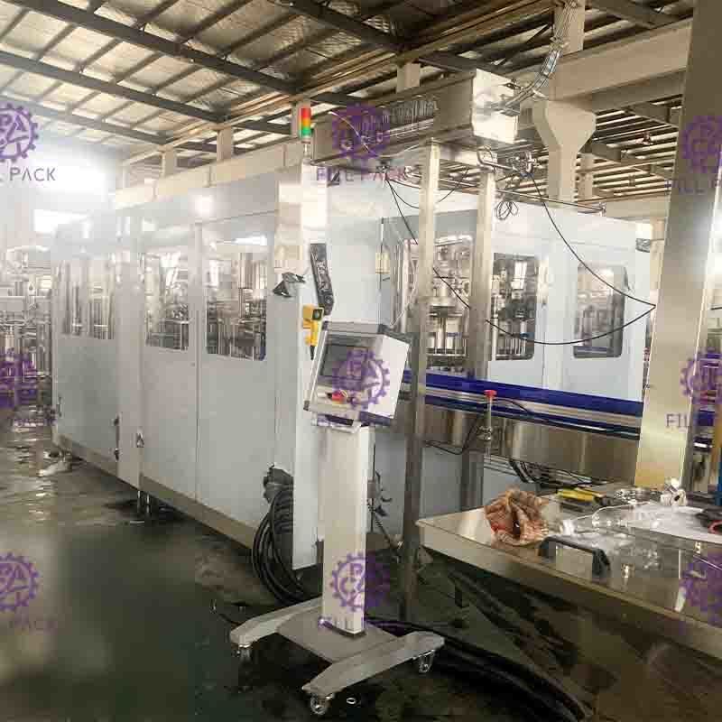 15000BPH 3 In 1 Monoblock Minum Murni Botol PET Mesin Pengisi Air Memproduksi Peralatan Stainless Steel 304